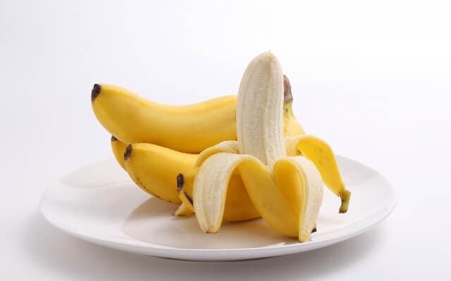 皿の上のバナナ
