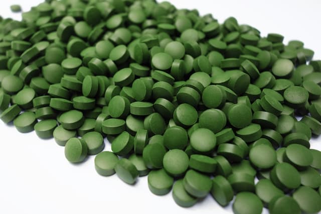 緑色の錠剤のイメージ