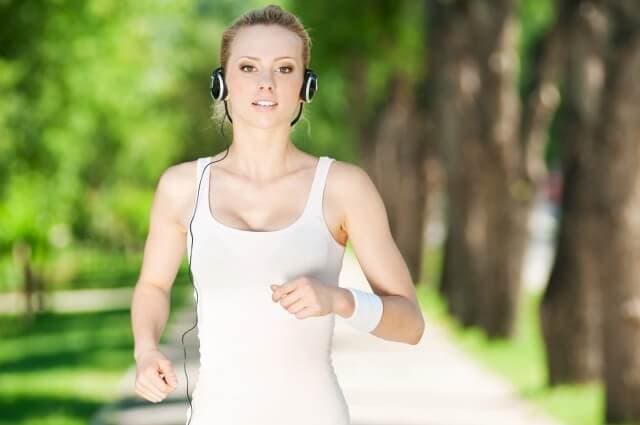 音楽を聞きながらジョギングする女性