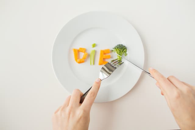 皿の上の野菜でできたDietの文字