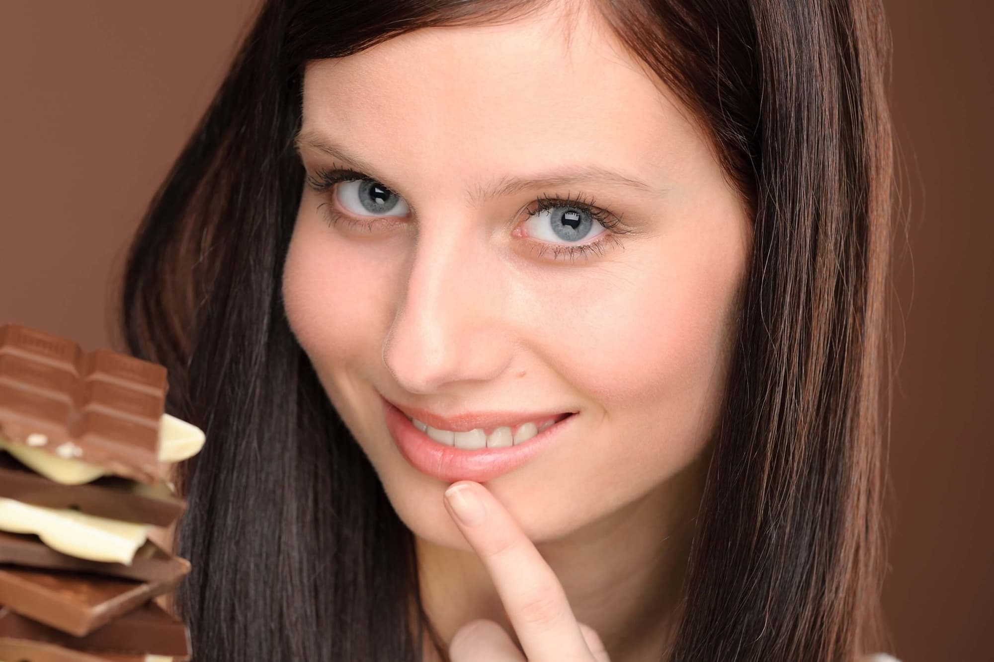 チョコレートを手に微笑む女性