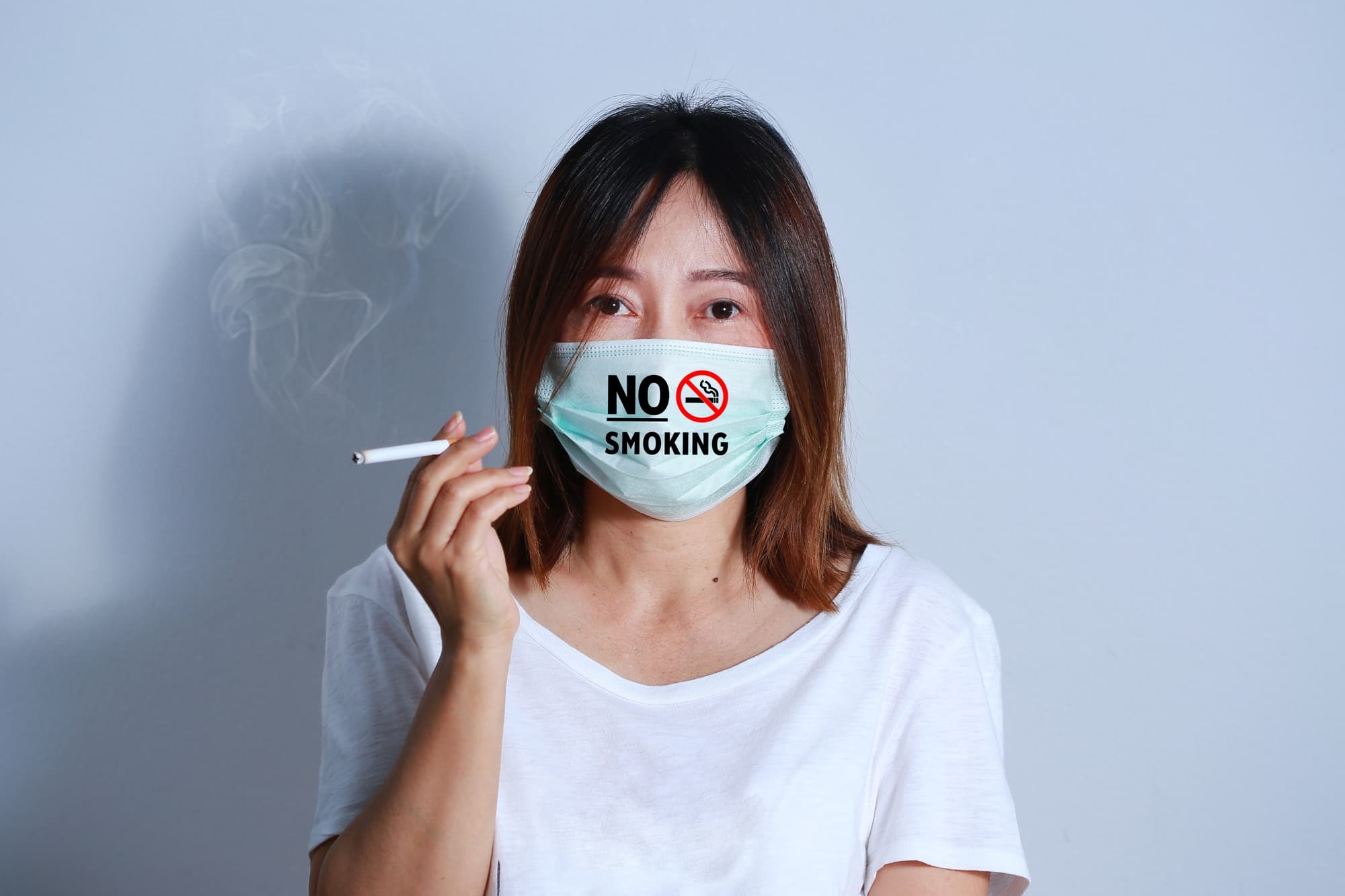 禁煙する女性のイメージ