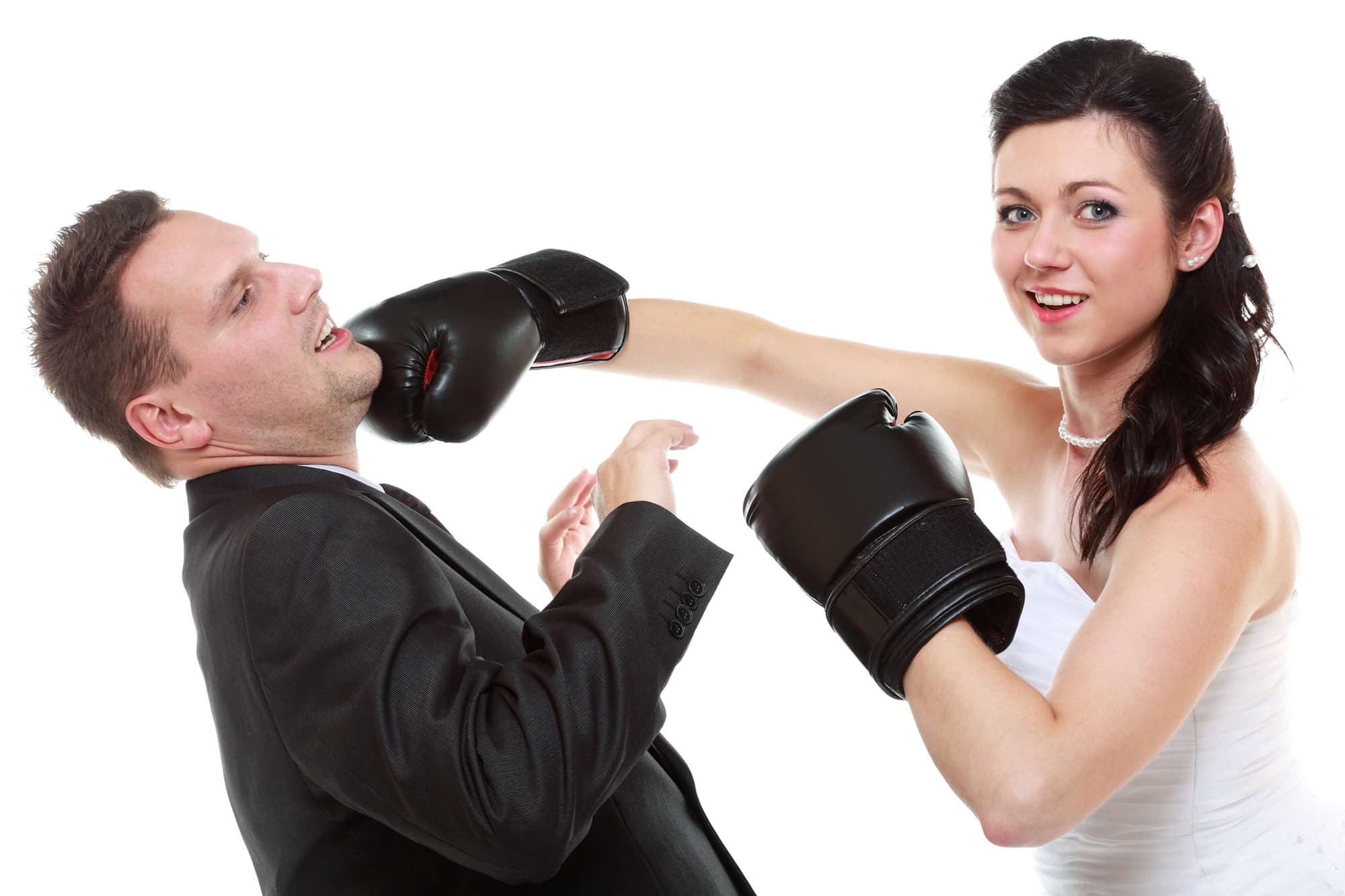 ボクシンググローブをつけて男性を殴る女性
