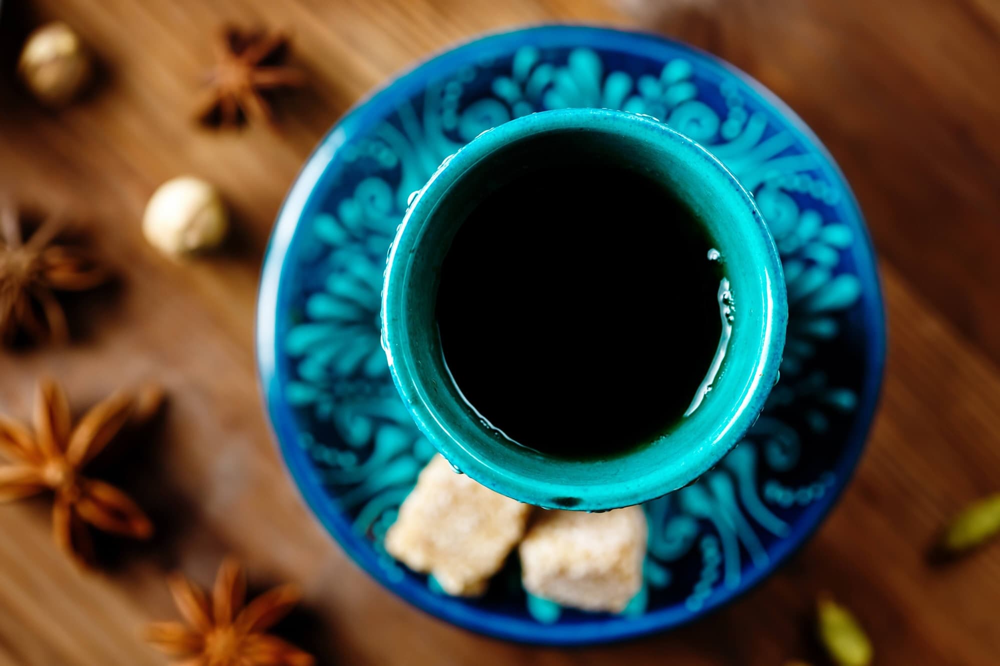 青いコーヒーカップとコーヒー
