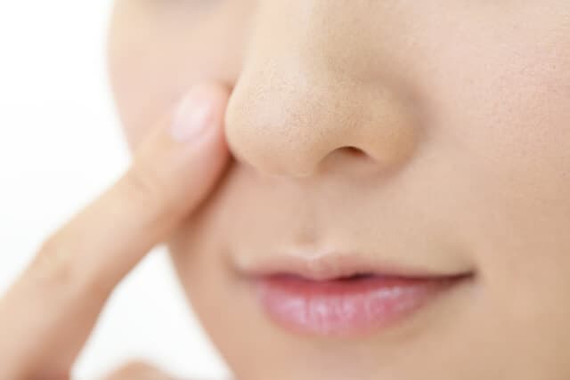小鼻のテカリを抑えるおすすめアイテムとテクニック
